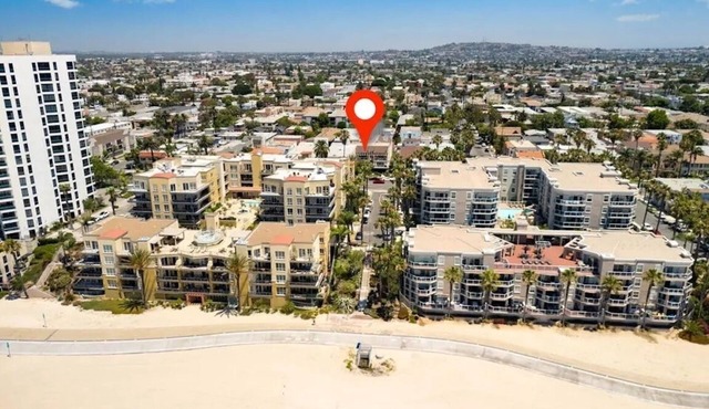 2min Walk to BEACH - SPACIOUS 3-Bedroom 1600sq ft BEACH Pad - AC, Patio, PARKING