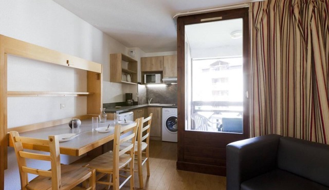 2nd floor, balcony, tv, ski locker, 28m², Brides Les Bains