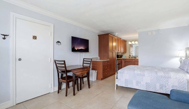 2nd Floor Efficiency - Close to Beach and Downtown
