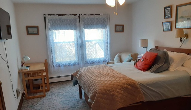2ND FLOOR PRIVATE 2-BR APARTMENT WITH FULL KITCHEN
