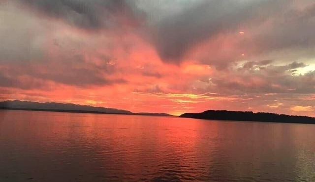 3, 6 or 12 month options, close to Seattle, dining, shopping-Waterfront beauty