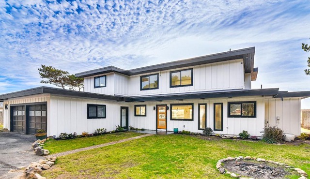 3-Acre Oceanfront Home: Game Room & Fire Pit!