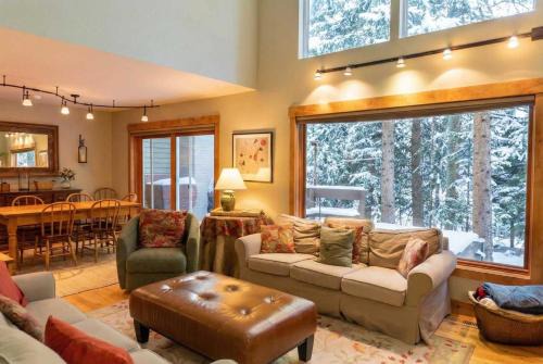3 BDR Mountain Home with Hot Tub Minutes to Lifts
