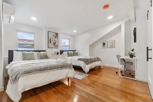 3 BDRM 2 and a Half Bath - House Private Yard Duplex
