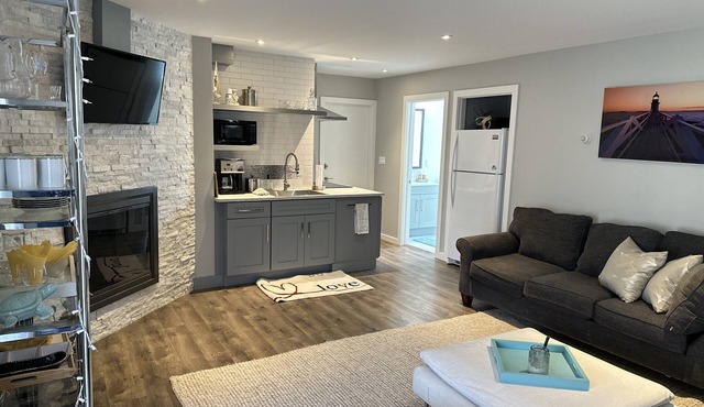3 bdrm 2 bath house with pool ,in-law suite separate entrance, BBQ, beach house