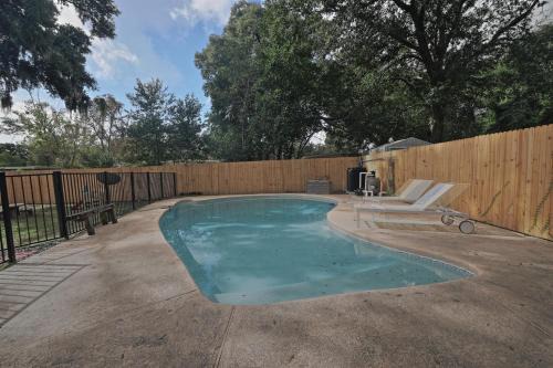 3 Bdrm 2 Bath Pool home close to everything