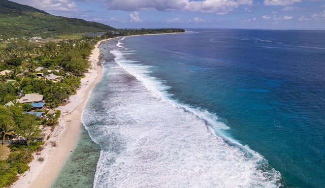 3 beachfront bungalows, for 18 pax max, with pool and lagoon access