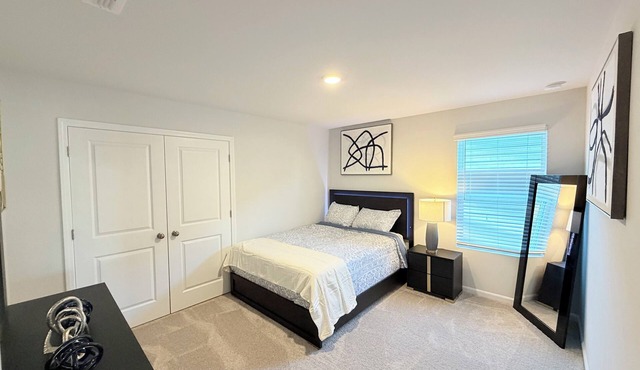 3 Beautiful Extra Large Rooms Entire 2nd Floor Available Lithonia