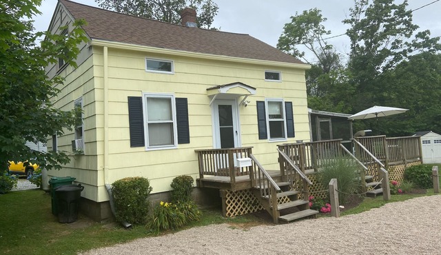 3 Bed 1.5 bath cottage in walking distance to Narragansett Town Beach & Pier