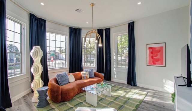 3 Bed, 2.5 Bath, 10 Minutes from Downtown, Fire-Pit, and Outdoor Theater