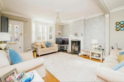 3 Bed 2 Bath Cottage with private parking and garage