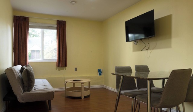 3 Bed 2 Bath, easy access to downtown and airport