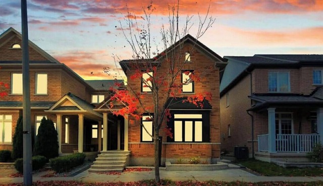 3 bed 2 bath luxury home in Markham
