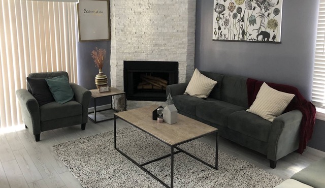 3 bed 2 Bath Pool Home Close to Universal & Disney Parks Open Concept Kitchen