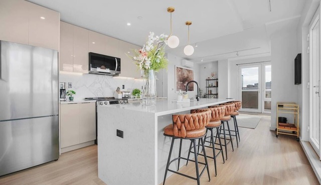 3 bed/3 bath with wraparound terrace near Wburg