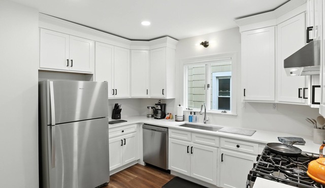 3 Bed + AC + Driveway Parking + Free Washer/Dryer located in North Buffalo