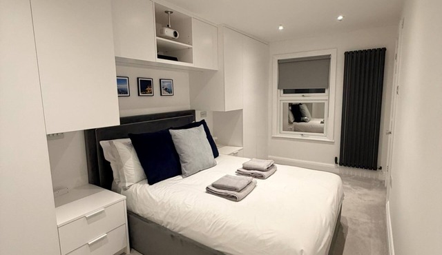 3 bed, 'Adrian Cottage' close to Warner Bros, M25, M1. Comes with private gym