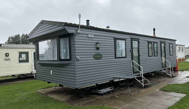 3 Bed Caravan - Sleeps 8 - Pets - Garden - Parking