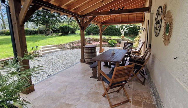 3 Bed Cottage Sleeps 6 - Enclosed Patio -Fireplace