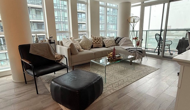 3 Bed Downtown Condo | Airy & Modern