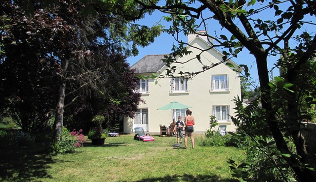 3 bed house with private enclosed garden and play area, 10 min from Dinan