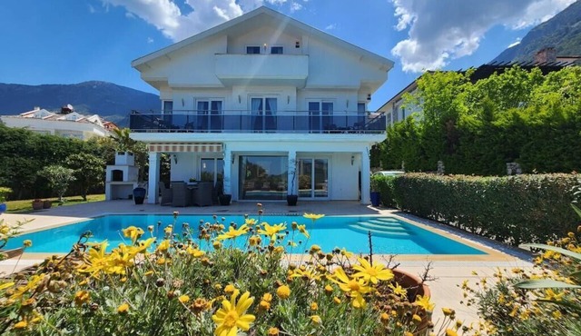 3 bed, luxurious villa with private pool and amazing views.