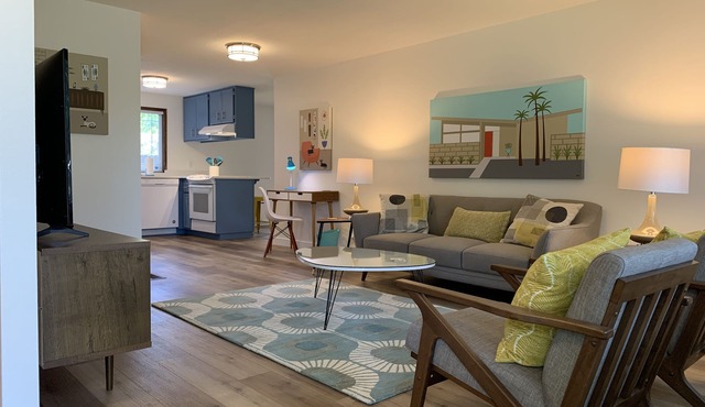 3-Bed Mid-Century Mod Home - 14 Min. to Autzen & 5 Min to Airport