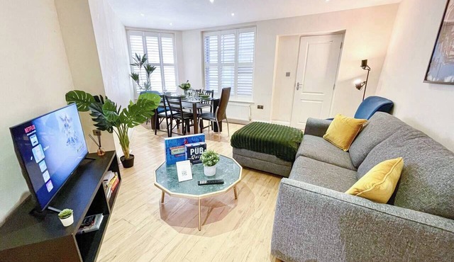 3-Bed Pimlico Flat, Garden | Victoria Tate Britain