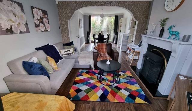 3 Bed Spacious House with Parking