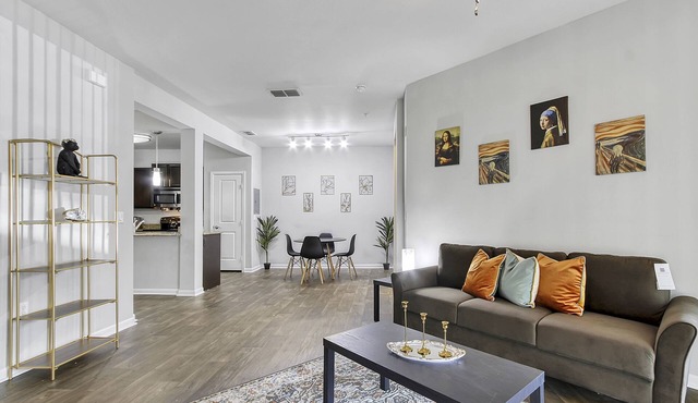3 Bed Stylish Oasis+Fast WiFi+Pool+Gym