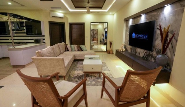 3 Bed Upper Unit w/Rooftop Oasis by Homrise
