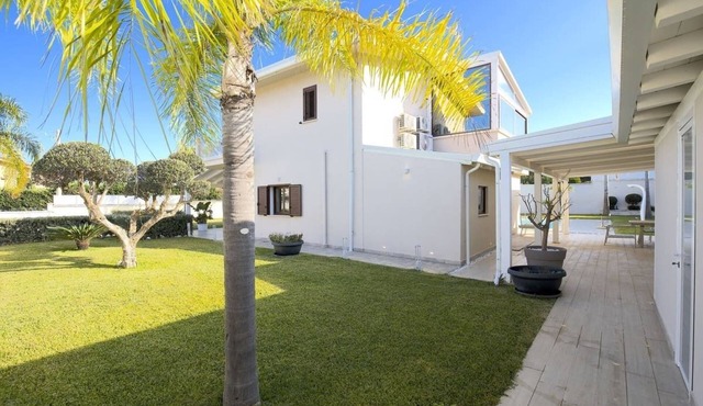 3 bedrooms Villa - Swimming Pool, Jacuzzi, Private Parking, Sun And Relaxation