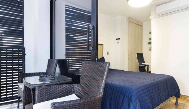 3 Bedroom 3 Hot tub AC part time doorman balcony apartment.