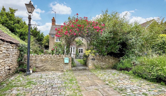 3 bedroom accommodation in Sutton Benger, near Lacock
