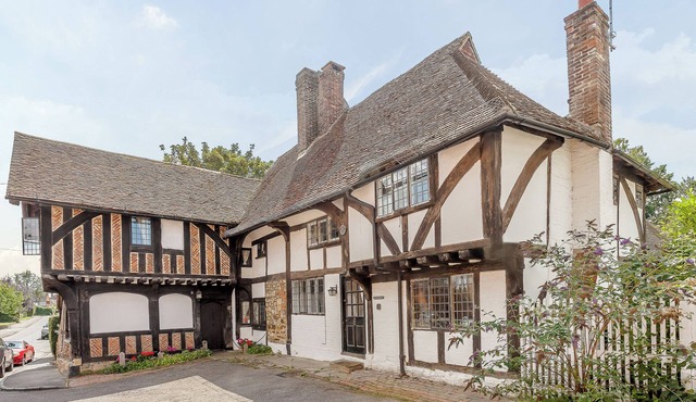3 bedroom accommodation in Lingfield