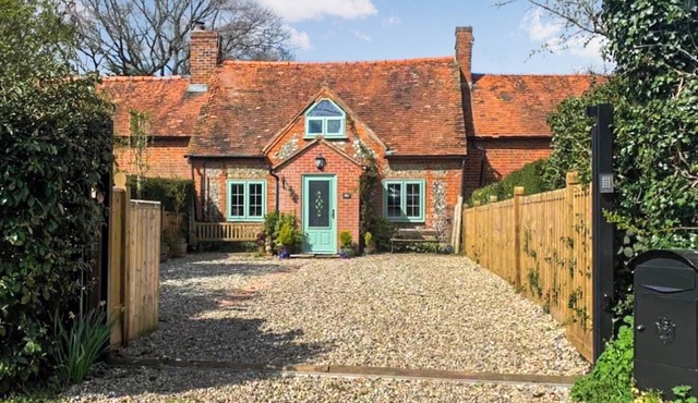 3 bedroom accommodation in Chalkhouse Green, near Reading