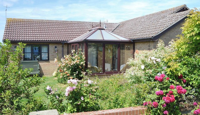 3 bedroom accommodation in Walcott