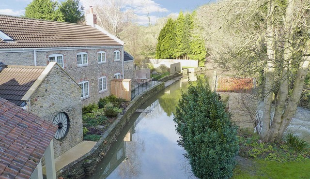 3 bedroom accommodation in Spring Gardens, Frome