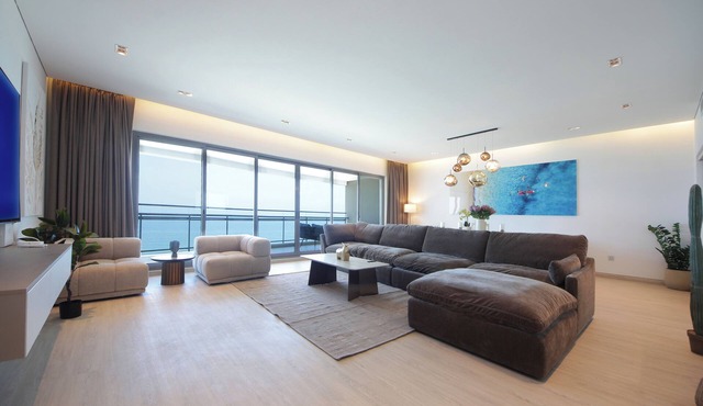 3-bedroom Beachfront apartment with private Beach access