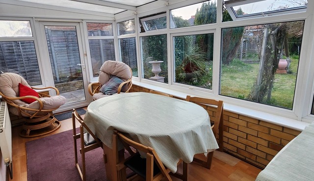 3 Bedroom Bungalow with Parking, Garden, WIFI, Netflix, Sleeps upto 7