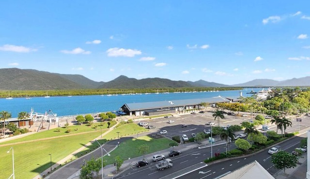 3 BEDROOM CBD WATERFRONT LUXURY APARTMENT