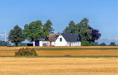 3 Bedroom Cozy Home In Hammenhög