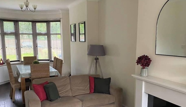 3-Bedroom Family Home with Free Parking and WiFi