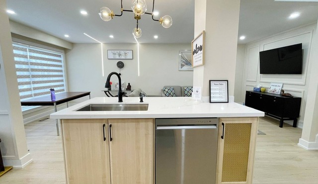 3 Bedroom Home Peaceful & Trendy, Near Airport