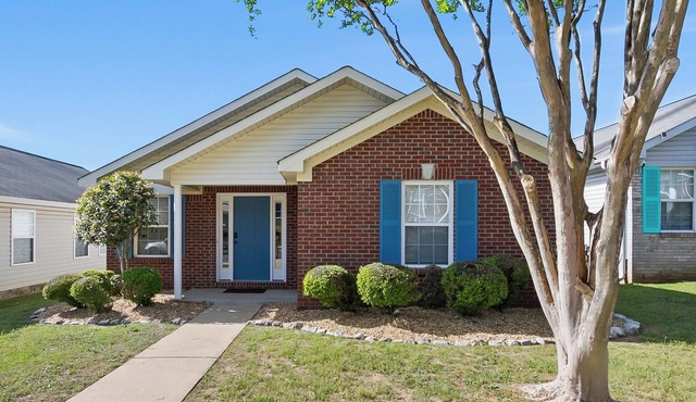 3-bedroom house in lovely Northport. Located near River Run Park and UA Campus.