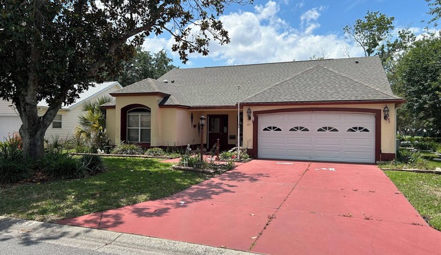 3-bedroom house in peaceful Lady Lake on the Golf Course with Golf cart.