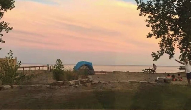 3 bedroom lakefront cottage sleeps 9