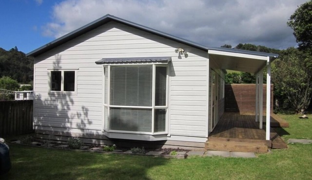3 bedroom modern bach 3 minutes from beach