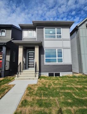 3 Bedroom Modern Luxury House - Family Friendly, 3 Queen Beds, Free Wi-Fi, and Free Parking