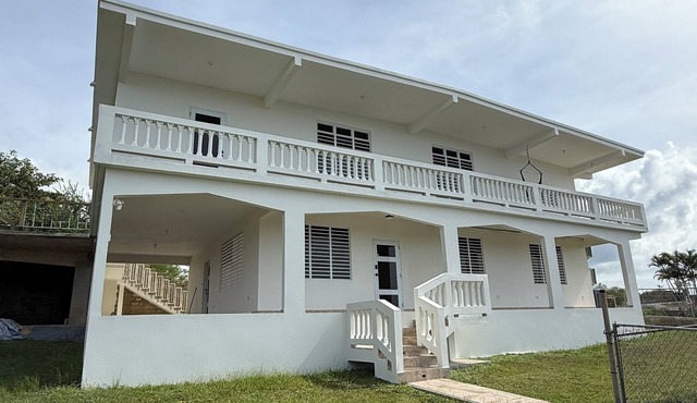 3-bedroom ocean-view house in peaceful Isabela with AC